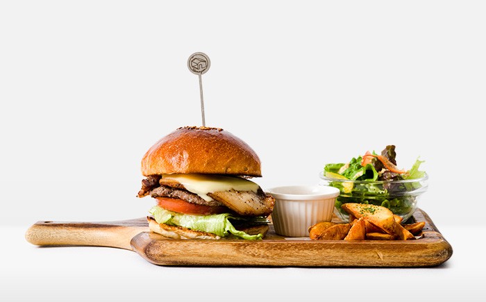 自家製燻製ベーコン<wbr>モッツァレラバーガー