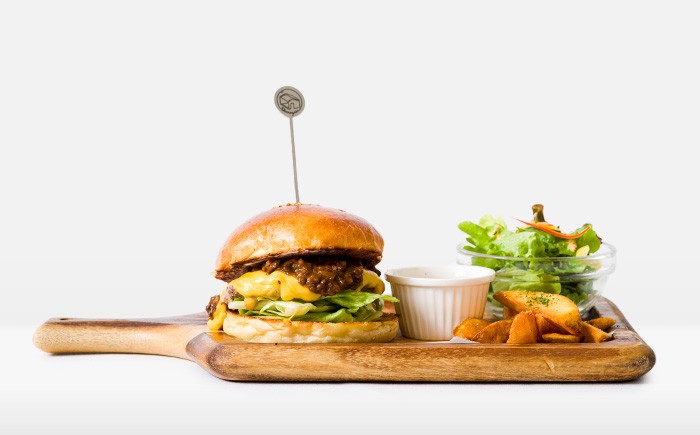 自家製ボロネーゼ<wbr>カレーチーズ<wbr>バーガー