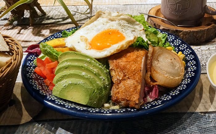 グリルチキンと<wbr>彩り野菜の<wbr>サラダランチ<br>(パン付き)