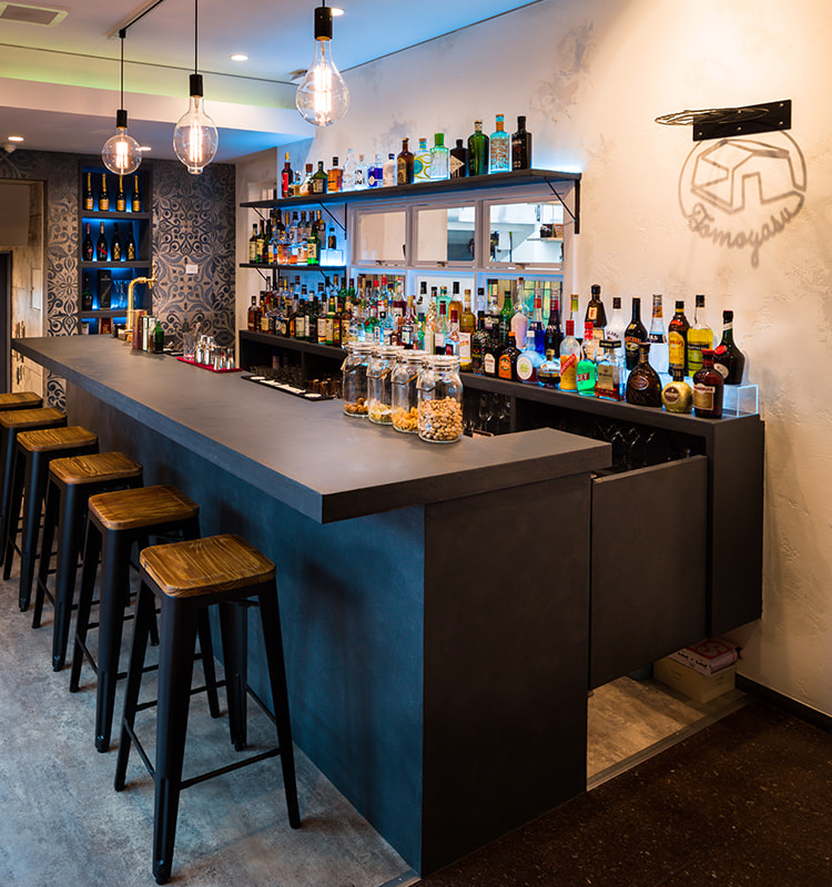 友安製作所 阿倍野カフェのバーカウンター