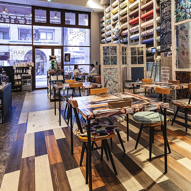 友安製作所 浅草橋カフェのテーブル席