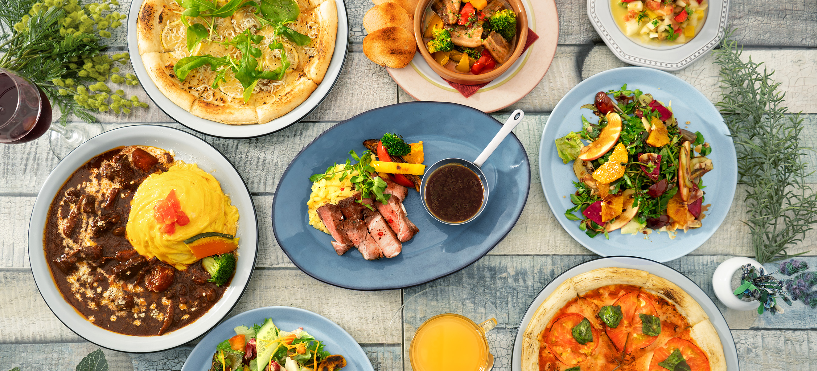 友安製作所カフェのメニュー。人気のハンバーガーやランチプレート、ディナーメニューも豊富でコースプランもございます。手作りケーキやデザート、カクテルなど。