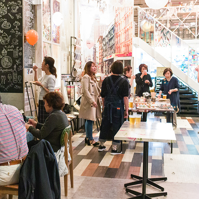 螺旋階段を上がればインテリアショップに