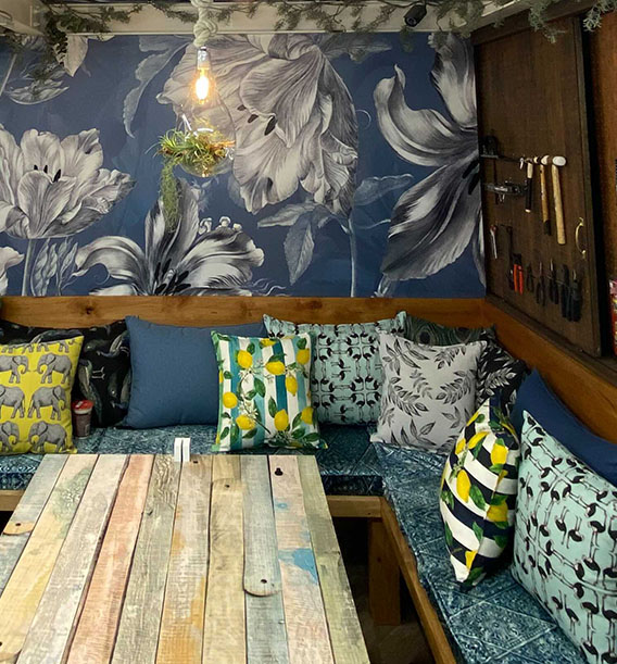 友安製作所カフェ 浅草橋 レンタルスペースのクッションと机